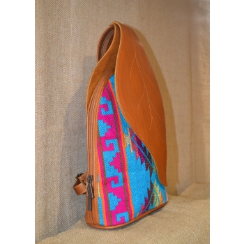 Etniczny haftowany ekwadorski plecak z jasnobrązowej  skóry.